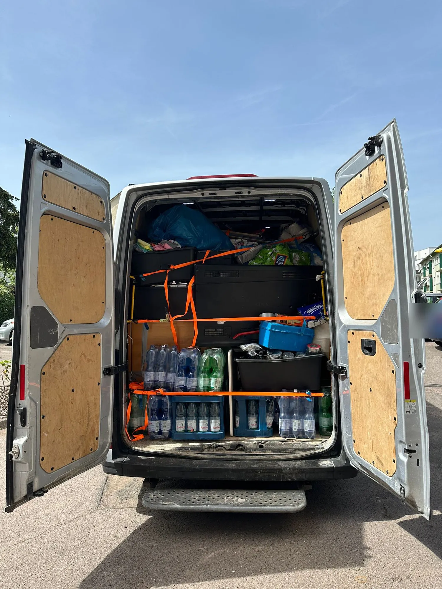 Beladener Transporter von RheinService mit gesicherter Ladung